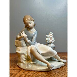 Lladro Rosalinda 4836G ~  Girl Sitting With Flower/ He Loves Me He Loves Me Not